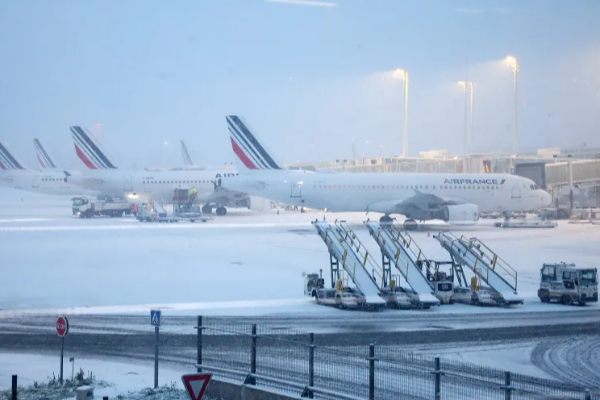 மத்திய கிழக்கில் ஏற்பட்டுள்ள தீவிர நிலை! திடீரென இடைநிறுத்தப்பட்ட விமான சேவைகள் | Suspended Flights In The Middle East மத்திய கிழக்கில் ஏற்பட்டுள்ள தீவிர நிலை! திடீரென இடைநிறுத்தப்பட்ட விமான சேவைகள் | Suspended Flights In The Middle East