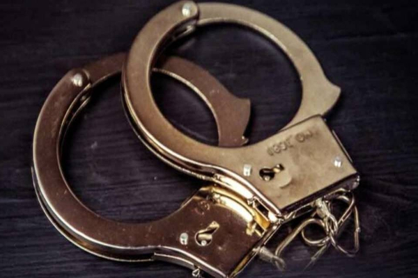 பொலிஸ் உத்தியோகத்தர் உள்ளிட்ட 3 பேர் கைது | 3 People Including A Police Officer Were Arrested