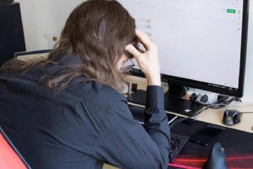 சுவிஸில் தடுப்பூசி போட்டுக்கொள்ளாத ஊழியர்களுக்கு மொத்த சலுகைகளும் ரத்து?