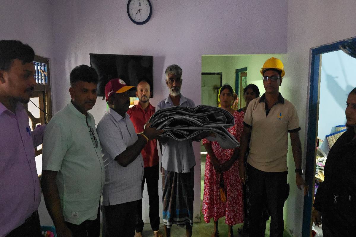 மன்னாரில் சீரற்ற காலநிலை: பல குடும்பங்கள் பாதிப்பு | Unsettled Weather In Mannar Many Families Affected மன்னாரில் சீரற்ற காலநிலை: பல குடும்பங்கள் பாதிப்பு | Unsettled Weather In Mannar Many Families Affected