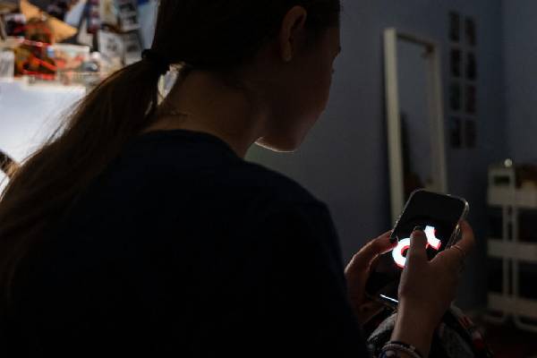 20 வயதுக்கு உட்பட்ட இளம் பெண்களை வன்முறைச் செயல்களுக்கு தூண்டும் ஒன்லைன் குற்றக் குழுக்கள் | Australian Girls Hunted Online Crime Gangs 20 வயதுக்கு உட்பட்ட இளம் பெண்களை வன்முறைச் செயல்களுக்கு தூண்டும் ஒன்லைன் குற்றக் குழுக்கள் | Australian Girls Hunted Online Crime Gangs