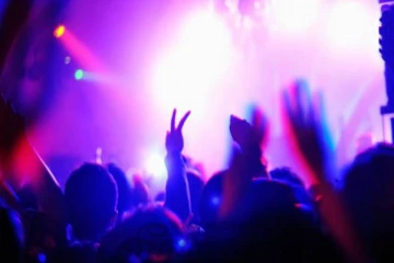 முகநூல் ஊடாக தனியார் விடுதி ஒன்றில் இடம்பெற்ற விருந்து... சிக்கிய 10 பேர்