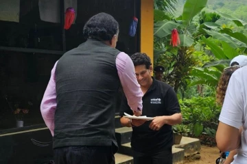 இலங்கை வந்துள்ள இந்திய கிரிக்கெட் ஜாம்பவான் (Photos)