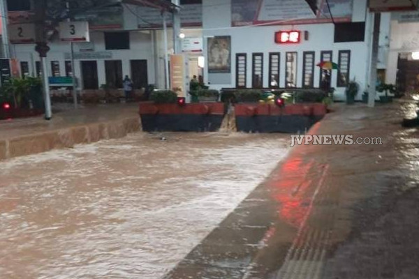 பெய்துவரும் பலத்த மழையால் வெள்ளத்தில் மூழ்கிய கண்டி ரயில் நிலையம்! | Kandy Railway Station Flooded Due To Heavy Rains