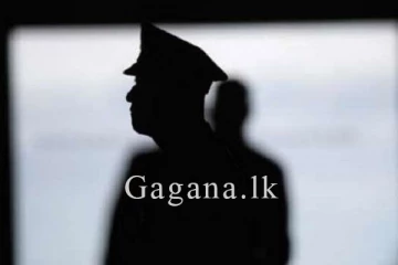 පොලිසියට මොකද මේ වෙලා තියෙන්නේ? – නිල ඇඳුම පිටින් ඇවිත් බඩු ඉස්සූ කොස්තාපල් අල්ලයි.