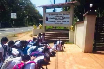 இலங்கையில் பலரையும் உருகவைத்த பாடசாலை மாணவர்களின் செயல்!