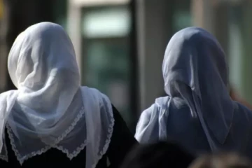 மாணவிகளின் தலையை மொட்டையடித்த ஆசிரியர் பணியிடைநீக்கம்
