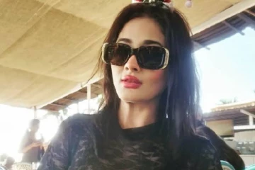 41 வயதில் தனிமையில் எல்லைமீறும் விக்ரம் பட நடிகை!! முகம் சுளிக்கும் ரசிகர்கள்..