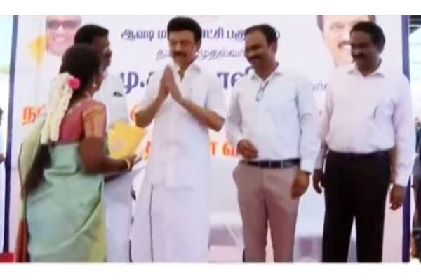 நரிகுறவர் மக்களுக்கு நலத்திட்ட உதவிகளை வழங்கினார் - முதலமைச்சர் மு.க.ஸ்டாலின்..! - தமிழ்நாடு