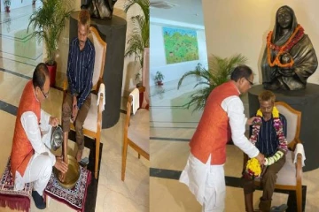 சிறுநீர் கழித்து அவமதிக்கப்பட்ட நபரின் காலை கழுவி மரியாதை செய்த முதலமைச்சர்