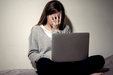 மாணவிகளுடன் மோசமாக செயற்பட்ட இளைஞன் கைது