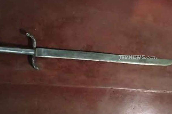 யாழில் வீடு புகுந்து கணவன் மனைவியை வாளால் வெட்டிய நபர் சிக்கினர்! | Person Sword Attack Husband Wife At Home Jaffna