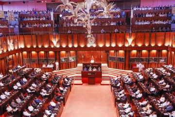 විපක්ෂය පාර්ලිමේන්තුවෙන් විවාදයක් ඉල්ලයි - ආණ්ඩුව බෑ කියයි