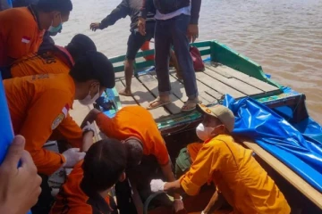 படகு கவிழ்ந்து 15 பேர் பலி; 19 பேர் மாயம்