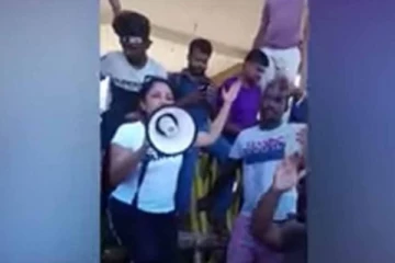කොල්ලොත් එක්ක හරි හරියට බැරියර් උඩ නැගලා කොල්ලො කෙල්ලන්ගෙ මොරාල් එක නග්ගන්න දිල්හානි කියපු මරු කතාව මෙන්න.. (VIDEO)