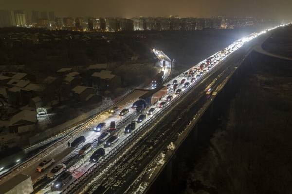 சீனாவில் பனிப்பொழிவால் சாலைகளில் கடும் போக்குவரத்து நெரிசல் | Heavy Traffic Jams On Roads China Due To Snowfall