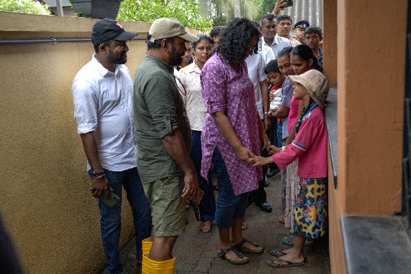 இடைத்தங்கல் முகாம்களுக்கு திடீரென சென்ற பிரதமர் ஹரிணி | Harini Visits Displaced Residents