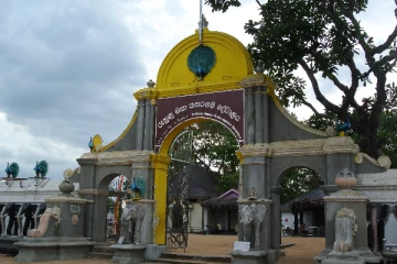 கதிர்காமம் கந்தன் ஆலயத்தின் பல மில்லியன் ரூபாய் பெறுமதியான மாணிக்கக் கல் மாயம்