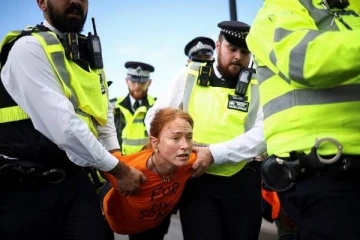 லிஸ் ட்ரஸின் திட்டம் கிரகத்திற்கே மரண தண்டனை! போராட்டத்தில் ஈடுபட்ட பிரித்தானிய பெண்ணை தூக்கிச் சென்ற பொலிஸார்.. வீடியோ