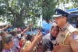 නොසන්සුන් තත්ත්වයක් - විලාප මැද මීගමුව බන්ධනාගාරයට පැමිණි ජේෂ්ඨ පොලිස් අධිකාරී එරික් පෙරේරාව ජනතාව වට කර ගයි [VIDEO]