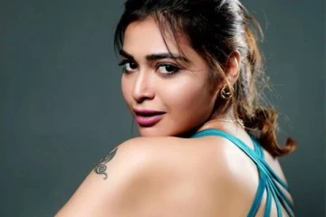 வரம்புமீறி இப்படியொரு போட்டோஷூட்.. பிகினி ஆடையில் எல்லைமீறும் நடிகை தர்ஷா..