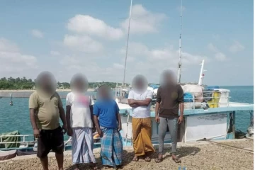 சட்டவிரோதமாக வெளிநாடு செல்ல முயற்சித்த 26 பேர் கைது