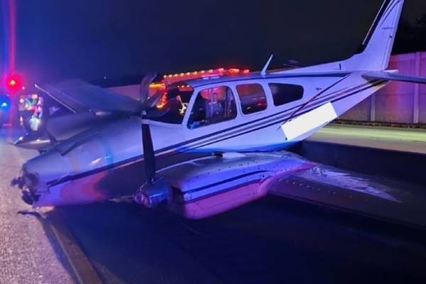 அமெரிக்காவில் பயிற்சி விமானம் மோதி பல வாகனங்கள் சேதம் | Vehicles Damaged After Training Plane Crashes Us