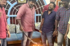 பட்டாக் கத்தியால் கேக் வெட்டிய நடிகர் விஜய் சேதுபதி: எழுந்தது சர்ச்சை