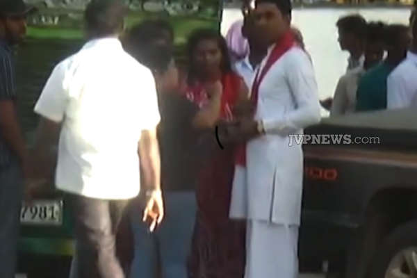 பரிதாபகரமான நிலையில் மகிந்த ; காலை பிடித்து கதறி அழுத பெண்கள் | Crowds Storm Mahinda S Home With Pleas Gifts