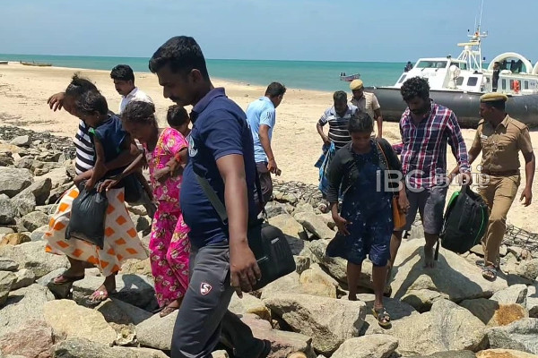தனுஷ்கோடி மணல் திட்டில் குழந்தைகளுடன் தவித்த 12 இலங்கை தமிழர்கள் இந்திய கடலோர காவல் படையினரால் மீட்பு | 12 People Escaped As Refugees By Boat To India