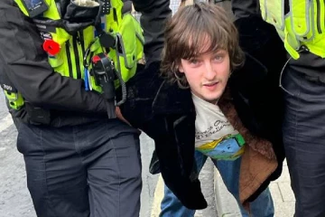 அபராதம் செலுத்த வேண்டும்... பொதுமக்களிடம் உதவி கோரும் மன்னர் மீது முட்டை வீசிய இளைஞர்