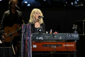 ලොවක් ආදරය කළ , සුප්‍රකට ගායන ශිල්පිනියක් දිවිගමනට සමුදෙයි..(PHOTOS)