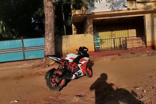 யாழில் நேற்றிரவு முதல் அநாதரவாக நின்ற மோட்டார் சைக்கிள்! | Motorcycle Stand Forlorn Since Last Night Jaffna