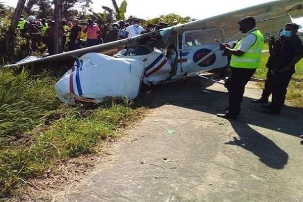 பயணத்தை ஆரம்பித்த சிறிது நேரத்திலேயே விபத்துக்குள்ளாகிய விமானம்! விமானியின் பரபரப்புத் தகவல் (காணொளி) - ஐபிசி தமிழ்