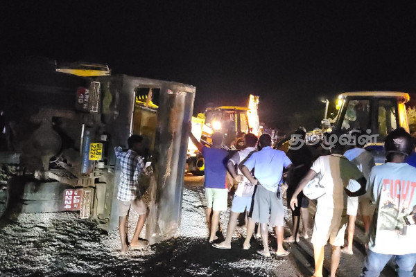 ஏ 09 வீதியில் தடம்புரண்ட இரு டிப்பர் : இருவர் வைத்தியசாலையில்... | Two Tipper Vehicles Overturned On The A09 Road