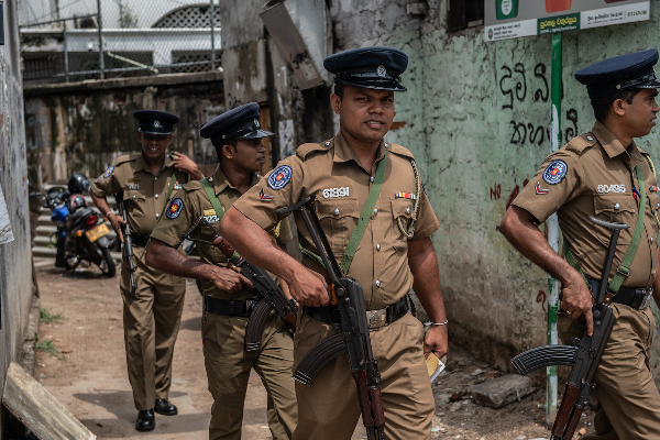 பொலிஸாருக்கும் பொதுமக்களுக்கும் இடையில் பயங்கர மோதல்! | Conflict Between The Police And The Public