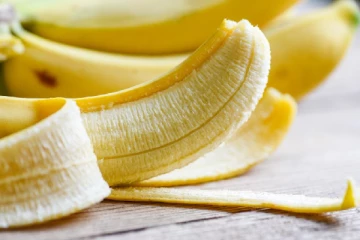 இனி வாழைப்பழத் தோலை தூக்கிப் போடாதீங்க; இப்படி யூஸ் பண்ணுங்க - முகம் மின்னும்