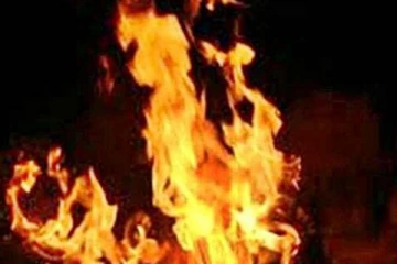 காதல் கணவனை ஆத்திரத்தில் பெட்ரோல் ஊற்றி எரித்த மனைவி!