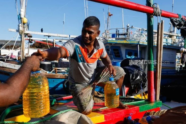 ஒரு மூடை நெல் கொடுத்து  பெட்ரோல் வாங்கி பிறந்த நாளுக்கு சென்ற யாழ் பல்கலைக்கழக மாணவி! | Jaffna University Girl Petrol By Giving Paddy