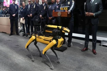 நியூயார்க்கில் காவல் பணியில் ஈடுபடும் ரோபோ நாய்!