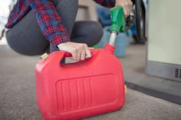 இலங்கையில் வீடுகளில் சேமிக்கப்படும் பெட்ரோல்! - இரண்டு நாட்களுக்கு ஒருவர் பலி