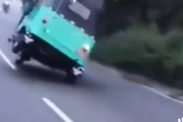 සමාජ මාධ්‍ය කළඹපු වීඩියෝවේ අපරික්ෂාකාරී ලෙස රිය පදවපු රියදුරු කොටු