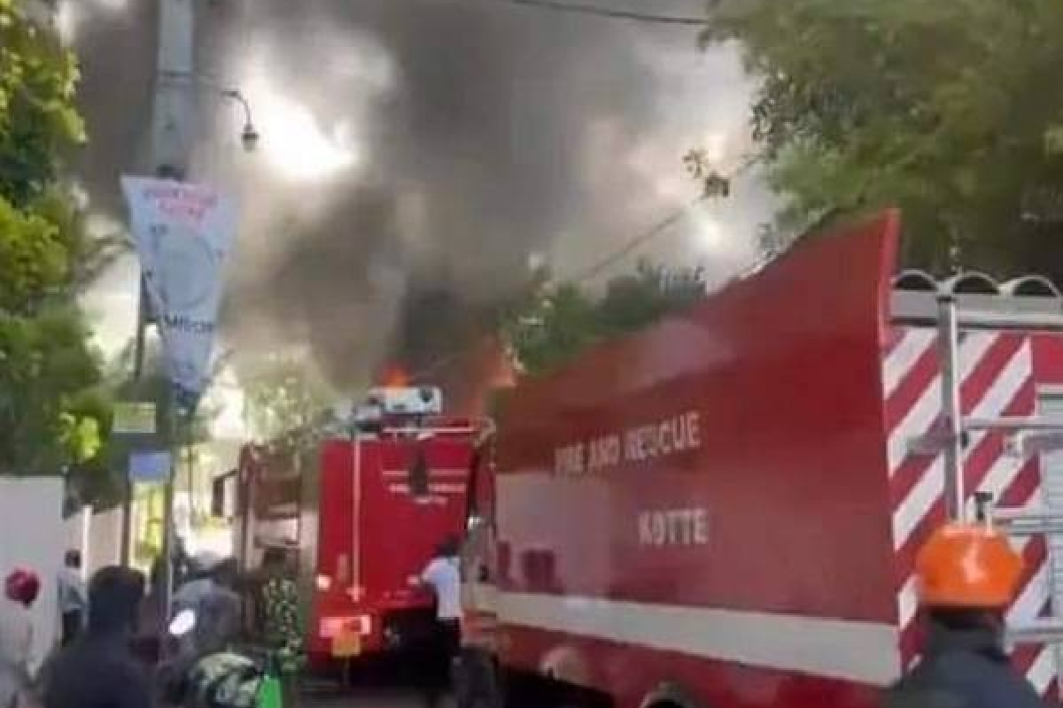 நள்ளிரவில் பற்றியெரிந்த தேயிலை தொழிற்சாலை ; பாரிய சொத்து சேதங்கள் | Tea Factory That Caught Fire At Midnight
