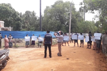 புனரமைப்பில் உள்ளடக்கப்படாத வீதியைப் புனரமைக்குமாறு நவாலியில் ஆர்ப்பாட்டம்