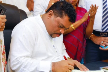 சம்பளத்தை அர்ப்பணிக்க முடியாது - இராஜாங்க அமைச்சர் குமுறல்