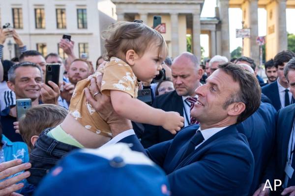 காலம் கடந்துபோகும் முன் குழந்தை பெற்றுக்கொள்ளுங்கள்: பிரான்ஸ் மக்களுக்கு ஆலோசனை | France Advised Youths To Have Baby Before Too Late