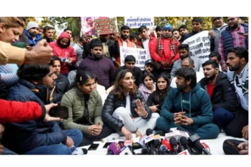 பாலியல் துன்புறுத்தல் புகார்: இந்திய மல்யுத்த சம்மேளனத்தின் செயல்பாடுகளுக்கு தடை - மத்திய அரசு அதிரடி