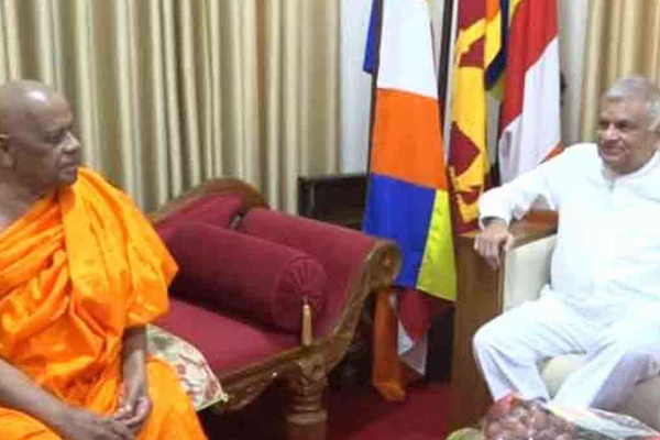 மகா நாயக்க தேரர்களிடம் ரணில் சரணாகதி! தான் தற்போது அரசியலில் இல்லை | Ex President Ranil Meet Mahanayaka Theras Kandy