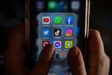 யாழில் பாடசாலை மாணவர்களின் மோசமான செயல்; மாணவிகள் ஆசிரியைகளின் ஆபாச படங்கள்