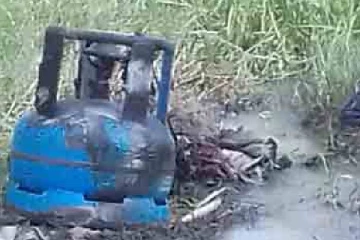 கழிவு நீருக்குள் தூக்கி வீசப்பட்ட சின்ன சிலிண்டர்